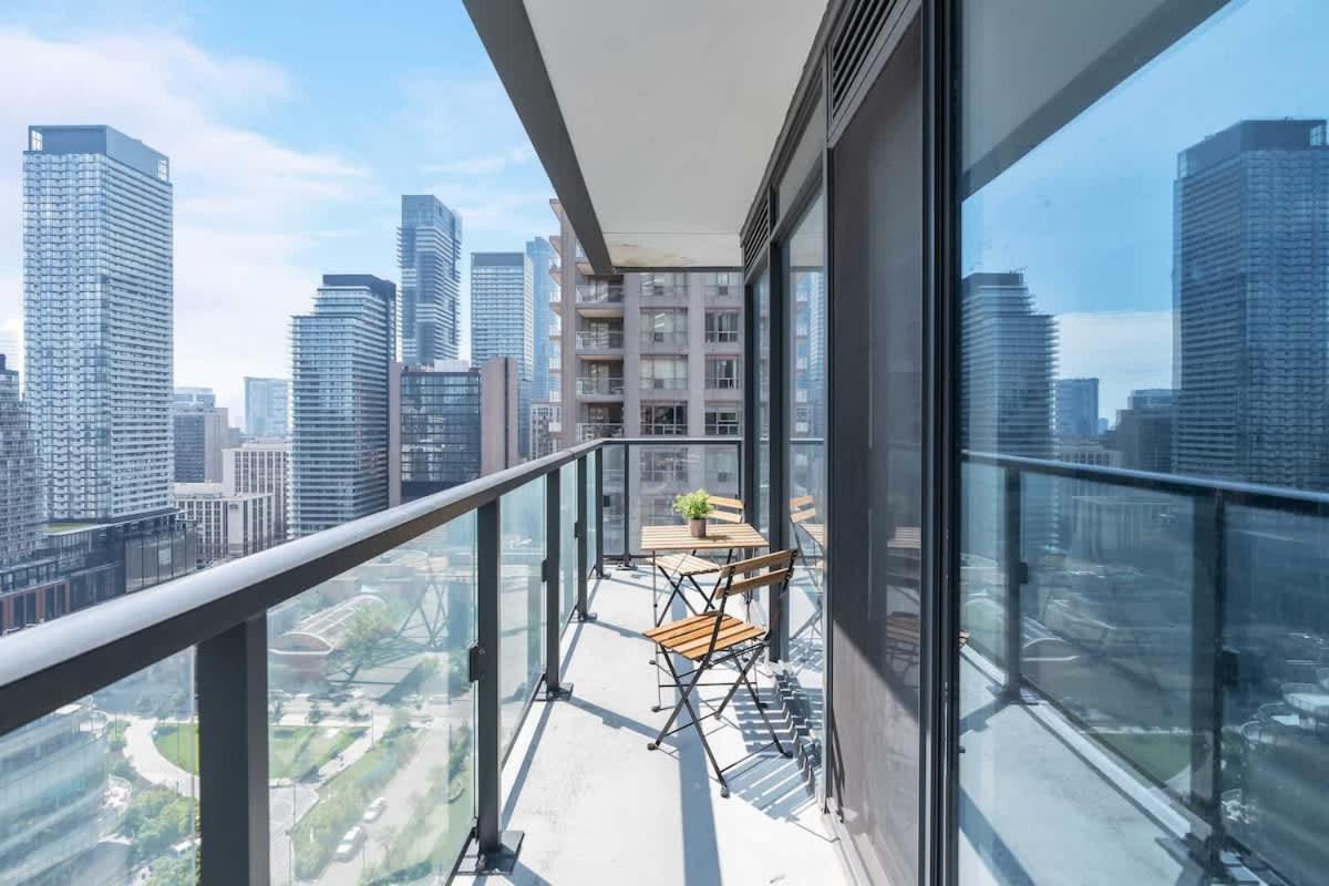 Apartment 1 Bedroom With Balcony On Bay St *